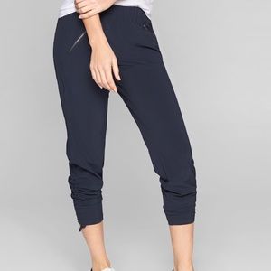 EUC Athleta Aspire Side Ruche Ankle Navy, sz 6